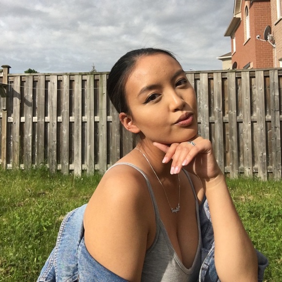 Meet your Posher, Alyssa - Picture 1 of 3